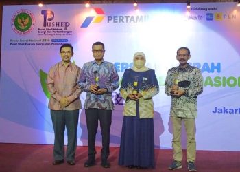 Provinsi Sulawesi Tenggara (Sultra) meraih peringkat ke 3 penghargaan Kategori II Daerah Terbaik Implementasi Perda RUED: “Implementasi Kebijakan dan Regulasi Turunan Perda RUED” dari Dewan Energi Nasional (DEN) di Jakarta pada 21/10/2022 lalu.