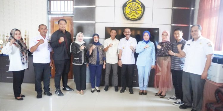 Kadis ESDM Sultra, Ir. Andi Azis, M.Si bersama tim DPRD Konawe Selatan di Kantor DESDM Sultra(15/11)