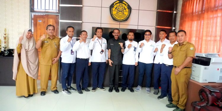 Tim PT PLN bersama Kadis ESDM SUltra beserta jajaran selepas rapat koordinasi di kantor DESDM Sultra di Kendari 013/11)