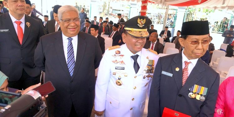 Pj Gubernur Sultra bersama Mantan Gubernur Sultra Ali Mazi dan mantan Wagub Sultra Yusran Silondae pada peringatan Hari Pahlawan 2023 di Kendari (10/11)
