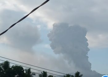 Tangkapan layar CCTV yang memperlihatkan erupsi material baru setinggi lebih kurang 1.000 meter yang keluar dari kawah Gunung Dukono di Pulau Halmahera, Maluku Utara, Minggu (19/11/2023). (ANTARA/HO-PVMBG)