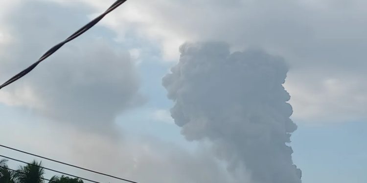 Tangkapan layar CCTV yang memperlihatkan erupsi material baru setinggi lebih kurang 1.000 meter yang keluar dari kawah Gunung Dukono di Pulau Halmahera, Maluku Utara, Minggu (19/11/2023). (ANTARA/HO-PVMBG)