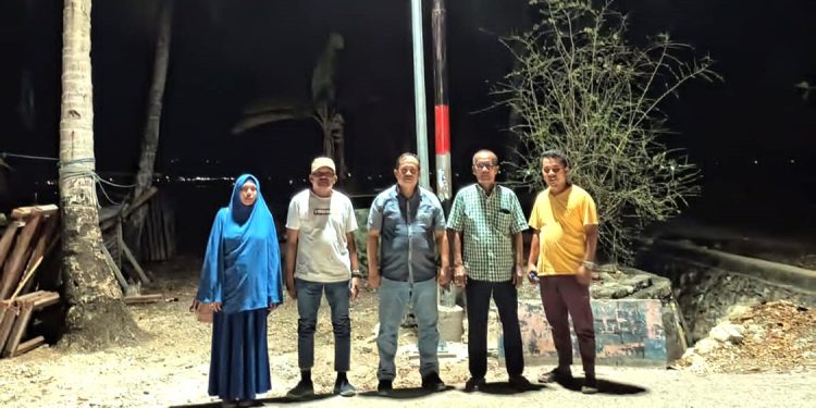Kabid Ketenagalistrikan, Muh Ilyas  bersama tim dalam kunjungan di Dongkala Buton (17/11)