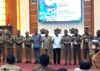 Pj Gubernur Sultra Andap Budhi Revianto (tengah) bersama Ketua DPRD Sultra Abdurahman Saleh dan Kakanwil Direktorat Jenderal Perbendaharaan (DJPb) Kemenkeu Sulawesi Tenggara, Syarwan, foto bersama dengan para bupati dan walikota se Sultra usai penyerahan DIPA 2024 secara digital di aula Kantor Gubernur Sultra, Senin. (Foto Antara/Azis Senong)