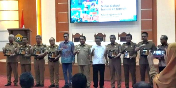 Pj Gubernur Sultra Andap Budhi Revianto (tengah) bersama Ketua DPRD Sultra Abdurahman Saleh dan Kakanwil Direktorat Jenderal Perbendaharaan (DJPb) Kemenkeu Sulawesi Tenggara, Syarwan, foto bersama dengan para bupati dan walikota se Sultra usai penyerahan DIPA 2024 secara digital di aula Kantor Gubernur Sultra, Senin. (Foto Antara/Azis Senong)