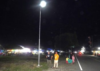 Kabid ketenagalistrikan bersama tim teknis meninjau pemsangan lampu jalan tenaga surya di Lapai (10/12)