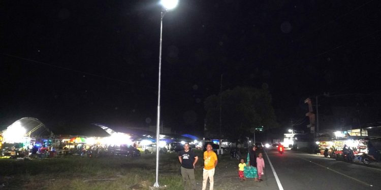 Kabid ketenagalistrikan bersama tim teknis meninjau pemsangan lampu jalan tenaga surya di Lapai (10/12)