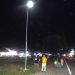 Kabid ketenagalistrikan bersama tim teknis meninjau pemsangan lampu jalan tenaga surya di Lapai (10/12)