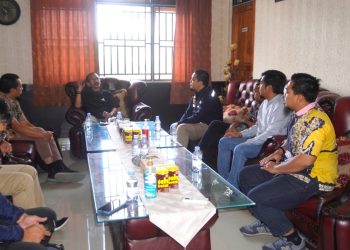 Kepada Dinas ESDM Sultra Ir. Andi Azis, M.Si menerima kunjungan tim kementerian ESDM dan PT PLN 9Persero) di ruang kerjanya di Kendari (15/12)
