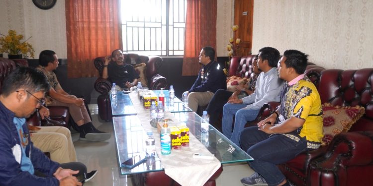 Kepada Dinas ESDM Sultra Ir. Andi Azis, M.Si menerima kunjungan tim kementerian ESDM dan PT PLN 9Persero) di ruang kerjanya di Kendari (15/12)