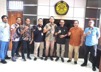 Kadis ESDM Sultra, Ir. Andi Azis, M.Si didampingi jajaran bersama tim dari Kementerian ESDM dan PT PLN (Persero) di kantor DESDM Sultra, Kendari (15/12)