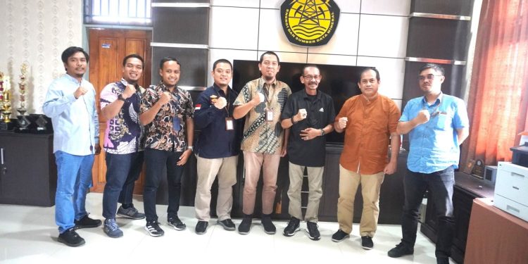 Kadis ESDM Sultra, Ir. Andi Azis, M.Si didampingi jajaran bersama tim dari Kementerian ESDM dan PT PLN (Persero) di kantor DESDM Sultra, Kendari (15/12)