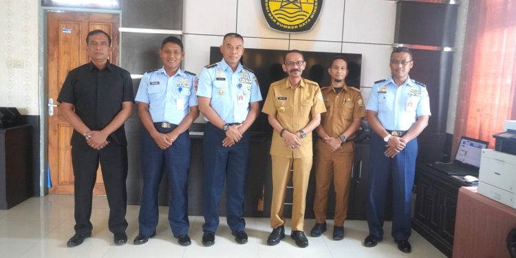 Dirjenstratops Seskoau Kolonel Pnb Antonius Adi Nur W., S.E., M.Han beserta staf Seskoau mengunjungi kantor Dinas Energi dan Sumber Daya Mineral (ESDM) Provinsi Sulawesi Tenggara pada Senin 6 Februari 2024.