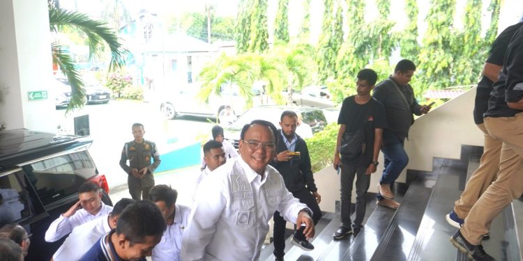 Penjabat (Pj) Gubernur Sulawesi Tenggara Komjen Pol (P). Dr (HC) Andap Budhi Revianto, S.I.K., M.H mengunjungi kantor PT PLN (Persero) UPDK Kendari pada Rabu Siang, 7 Februari 2024.