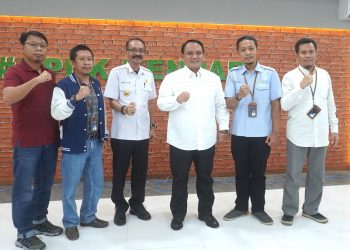 Kadis ESDM Sultra Ir. Andi Azis, M.S.i bersama Pj Gubernur dan jajaran PT PLN UP3 Kendari (7/2)