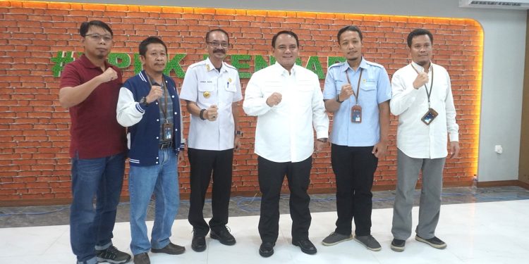 Kadis ESDM Sultra Ir. Andi Azis, M.S.i bersama Pj Gubernur dan jajaran PT PLN UP3 Kendari (7/2)