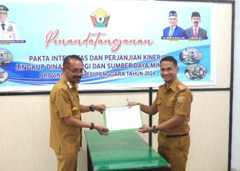 Kepala Dinas ESDM Sultra menyaksikan penandatanganan Perjanjian Kinerja dan Pakta Integritas. (26/2)