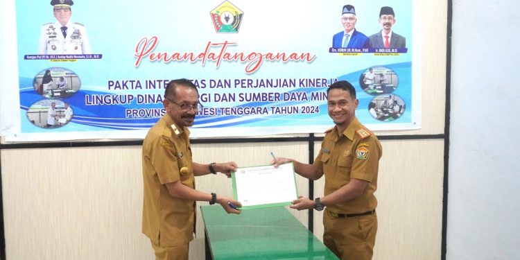 Kepala Dinas ESDM Sultra menyaksikan penandatanganan Perjanjian Kinerja dan Pakta Integritas. (26/2)