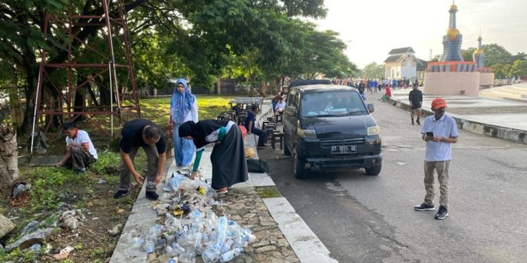 Aparatur Sipil Negara (ASN) lingkup Dinas Energi dan Sumber Daya Mineral (ESDM) Provinsi Sulawesi Tenggara melaksanakan kegiatan bersih-bersih di Lapangan Ex. MTQ Kota Kendari pada Jumat pagi 23 Februari 2024.