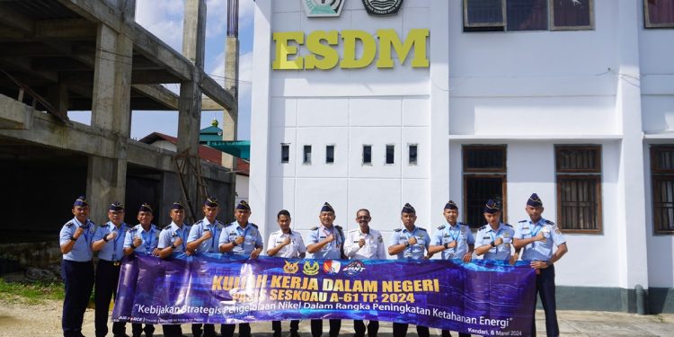 Kadis ESDM Sultra Andi Azis, Kabid Minerba dan Patun Pok Seskoau Kolonel Elektronika Imam Bintoro Deslan, S.T., M.Si beserta Pasis Seskoa AU A 61 TP 2024 dalam kunjungan di kantor ESDM Sultra (6/3)