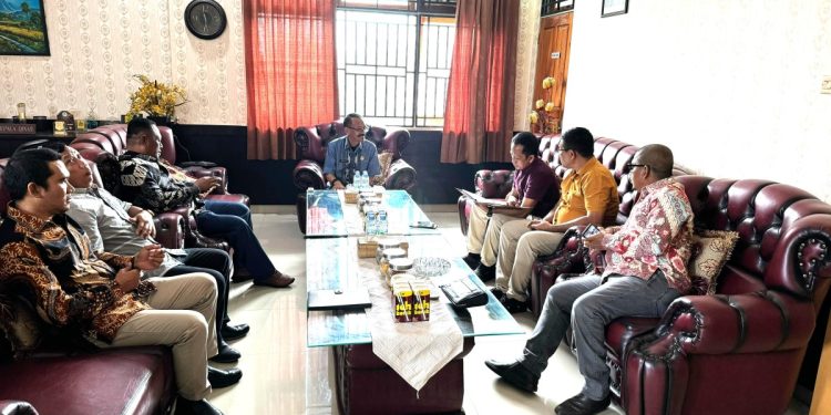 Dinas Energi dan Sumber Daya Mineral (DESDM) Provinsi Sulawesi Tenggara menerima kunjungan anggota DPRD Bombana pada Kamis 25 April 2024.