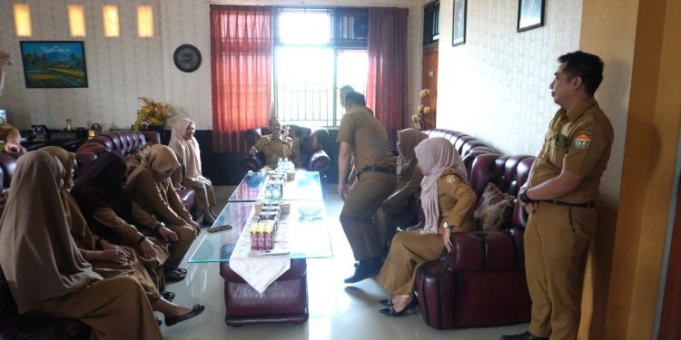Kadis ESDM Sultra Ir. Andi Azis, M.Si halal bi halal di kantor DESDM Sultra (16/4)