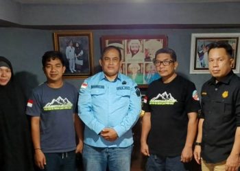 Tim Dinas ESDM Sultra Pasang Lampu Jalan Tenaga Surya di Kolaka Utara