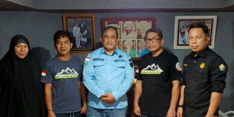 Tim Dinas ESDM Sultra Pasang Lampu Jalan Tenaga Surya di Kolaka Utara