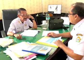 Kadis ESDM Andi Azis bersama Kabid Ketenagalistrikan Muh Ilyas dalam pembahasan data E-Dires