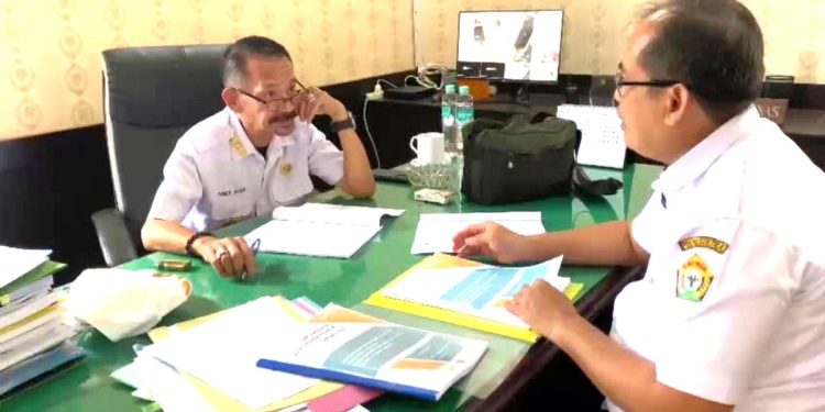 Kadis ESDM Andi Azis bersama Kabid Ketenagalistrikan Muh Ilyas dalam pembahasan data E-Dires